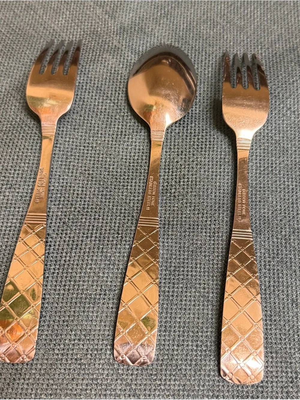Gibson Fairford Stainless 2 Forks 1 Spoon Glossy, Lattice Handle, Flat Tip